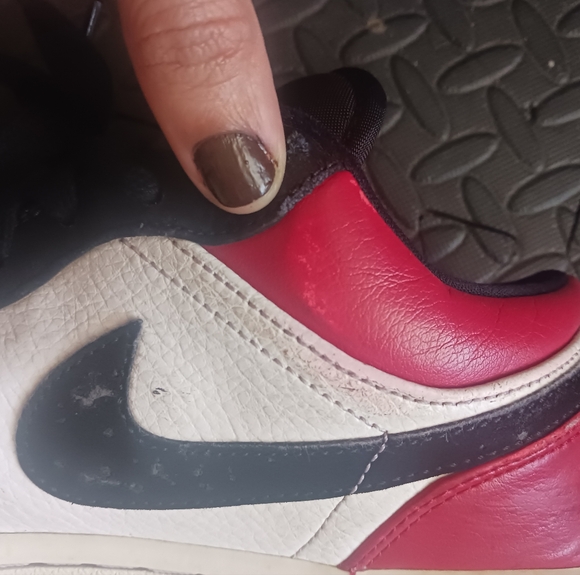 Men Nike Air Jordan 1 low black toe sneakers - Picture 14 of 16